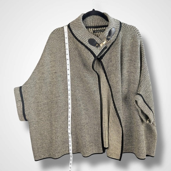 Do everything in Love Poncho Womens One Size Black White Knit Toggle Cape Collar - Picture 10 of 11